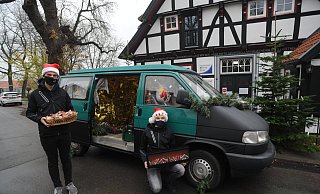 Jan Luca Oberländer und Kevin Guennoc sind mit dem Bulli unterwegs und bringen wärmende Getränke zu den Menschen. Selbst einen mit flackernden LED-Lämpchen ausgerüsteten "Kamin" haben sie dabei. - Joern Spreen-Ledebur
