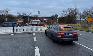Kein Verkehrs-Chaos am Montagmorgen, 2. Dezember. Offenbar hatten sich die Berufspendler vorzeitig informiert und Ausweichstrecken gewählt. Polizei und Mitarbeiter der Straßenbaufirma sprechen miteinander, um dafür zu sorgen, dass das auch so bleibt. - Claus Frickemeier