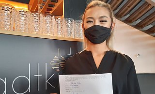 Wer absichtlich Fantasienamen angibt, kann mit 250 Euro Geldstrafe belangt werden. Karina aus dem Restaurant Stadtkind zeigt ein Kontaktformular. - Gregor Winkler