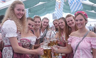Dirndl und Lederhosen sind am Montagvormittag schon fast Pflicht im Katharinenmarkt-Festzelt. Angestoßen wird nicht zwangsläufig mit Maßkrügen. Auch halbe Liter Bier sind erlaubt. - Jens Reddeker
