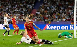 Aitana Bonmatí schickt Spanien mit ihrem Tor ins EM-Finale. - Alessandra Tarantino/AP/dpa