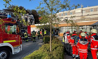 Die Einsatzkräfte im Bereich der Klinik. - Charlotte Mahncke