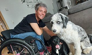 Die Borgentreicherin Claudia Tauchert und ihre Hunde: Therapiebegleithund Nana mit dem schwarzen Fell und Milo, in dem ein Australian Shepherd und ein Königspudel stecken. Er soll jetzt in die Ausbildung. Im Haus lebt auch noch „der Floh“, sagt Tauchert. „Ein 13-jähriger Shih Tzu in Rente und der frechste von allen.“ Foto: Dieter Scholz - Dieter Scholz