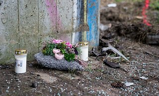 An der Unfallstelle haben Trauernde ein Herz mit Blumen und Kerzen abgelegt. - Christian Mathiesen