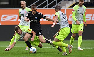 Filip Bilbija wird in dieser Szene von den FCK-Spielern Kevin Kraus (l.) und Jan Elvedi (r.) attackiert. Der SCP-Neuzugang absolvierte eine starke erste Hälfte, musste dann aber wegen einer Knieverletzung raus. - Imago Images