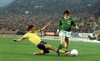 Dieter Herzog (r) gewann mit dem Team der Bundesrepublik Deutschland die Fußball-Weltmeisterschaft 1974. - Karl Schnörrer/dpa