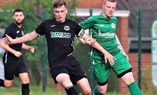 Bald geht es wieder los: Der Bünder SV mit Pascal Hellweg und TuS GW Pödinghausen (r. Nico Schneider) gehören in der Kreisliga A zu den Topfavoriten. - Niklas Gessat