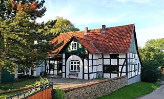 Das Schäferhaus wurde vor knapp 200 Jahren für das Gut Beerenkämpen erbaut. In Vlotho ist es unter dem Namen "Blaues Haus" bekannt gewesen. Die Besitzer haben die Giebel Grün gestrichen. - König