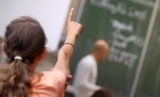 Schulen brauchten Freiheit, neue Wege zu gehen, "anstatt mit noch mehr Vorschriften, Druck von oben und standardisierten Tests festzustellen, dass unser Bildungssystem allenfalls mittelmäßig ist", sagen Lehrer unterschiedlicher Schulformen, die sich regelmäßig abends nach Feierabend treffen, um das Bildungssystem zu verbessern. - Daniel Karmann/dpa