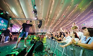 Die Partyschlager-Fans feierten am vergangenen Donnerstag den Unterhaltungskünstler Mickie Krause im Festzelt Meiers Deele. Mit dabei: Die Klassiker von "Nur noch Schuhe an" bis "Reiß die Hütte ab" zu „Finger weg von Sachen ohne Alkohol“. - Noah Wedel