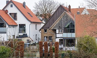 Die Alme ist deutlich breiter als gewöhnlich. Das Wasser kommt in Schloß Neuhaus den Häusern gefährlich nahe. - Niklas Tüns