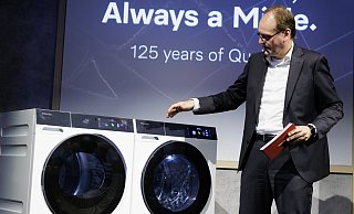 Markus Miele, Gütersloher Geschäftsführender Gesellschafter, präsentiert bei einer Pressekonferenz auf der IFA die neuen Waschmaschinen. - Carsten Koall