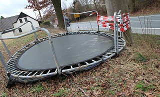 Am frühen Nachmittag wartete das Trampolin immer noch auf seine Besitzer. - Jan-Henrik Gerdener
