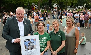 Urkunde zum Dank: Bürgermeister Daniel Hartmann (v. l.), Gabi Schubrink, Trägervereins-Vorsitzende Gabriele Knopf sowie Schulleiterin Margit Streicher-Bönnighausen. - Thomas Kube