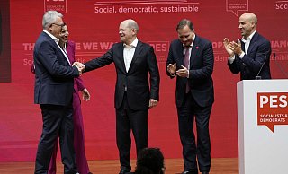 Nicolas Schmit (l.-r.), neu gewählter SPE-Vorsitzender, Elly Schlein, Vorsitzende der Demokratischen Partei von Italien, Bundeskanzler Olaf Scholz (SPD), Stefan Lofven, SPE-Präsident und Giacomo Filibeck, SPE-Generalsekretär auf der Bühne beim Kongress. - ALESSANDRA TARANTINO