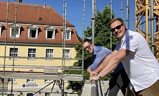 Imposanter Blick mit dem Rathaus im Hintergrund: Stefan Horstmann (l.) und Ronald Klink geben einen Einblick in das Bauprojekt des Archäologischen Fensters. - Matthias Bungeroth