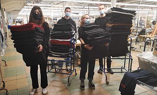 Auszubildende der Bugatti GmbH, Marie Spilker (v.l.), Jonathan Ehmke, Laura-Loretta Thierer und Moritz Berning helfen, die für die Ukraine gespendeten Decken ins Lager zu bringen. - Guder