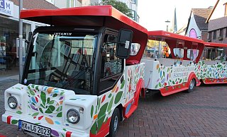 Die Bimmelbahn, die zur Landesgartenschau zwischen Höxter und Corvey pendeln wird, hat einen Namen: Mehr als die Hälfte aller Stimmen gingen an den „Rasenden Weserwurm“. - LGS/Puls