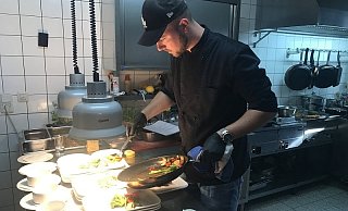 Die Köche wollen mit dem Honey-Chicken überzeugen. - Restaurant Höxter Am Jakobsweg
