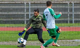 Der Torschütze des VfB Fichte Dominik Pollakowski (r.) im Duell mit Türk Sports Torhüter Can Dar. - Andreas Zobe