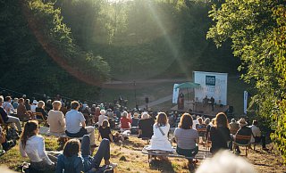 Die Plätze auf der Naturbühne sind zwar teilweise etwas holprig zu erreichen, aber die Bühne im Grünen bietet eine einzigartige Atmosphäre. - Silke Wedler | Fotografie