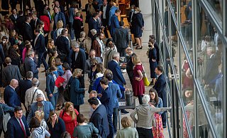 Abgeordnete werfen ihre Stimmkarten in der Lobby im Bundestag ein. - Michael Kappeler