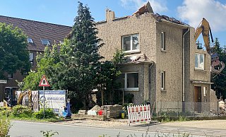 Ein Bagger reißt das verwilderte Haus an der Penzlinger Straße ab. - Niklas Tüns