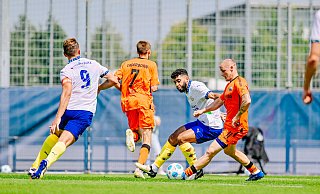 Sven Michel (r.) und Filip Bilbija (Nr. 7) kamen im ersten von zwei Testspielen für den SCP zum Einsatz. Links Eindhovens Torschütze Luuk de Jong. - BESIM MAZHIQI