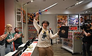 David Castillo ist einer der ersten, der das neue Spiel in den Händen hält - gekauft in einem Nintendo Store in New York. - ED JONES/AFP