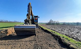 Zwischen Rolfzen und Sommersell, nahe der B 239, sind die Bauarbeiten für den neuen Radweg gestartet. - Madita Schellenberg