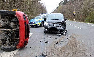 Durch die Wucht der Kollision kippte der Wagen dier Diepenauerin auf die Fahrerseite. - Polizei