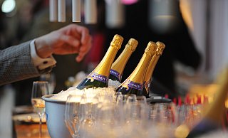Der Mann hatte im Februar eine Flasche Champagner aus dem Regal eines Marktes in Harsewinkel gestohlen. - Symbolbild/dpa