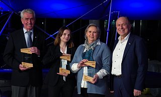 Landrat Christoph Rüther (v.r.) übergibt den Ehrenamtspreis 2023 an Silvia Jäger vom Ambulanten Kinder- und Jugendhospizdienst Paderborn, Antonia Sausner von [U25] Suizidprävention Paderborn und den Bürener Fritz Deneke. - Kreis Paderborn/Julian Sprenger