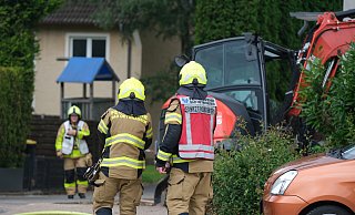 Ein Mini-Bagger hat am Mittwochmittag den Gasanschluss eines Wohnhauses an der Detmolder Straße beschädigt. Polizei und Feuerwehr evakuierten sicherheitshalber die Nachbarhäuser. - Ulf Hanke
