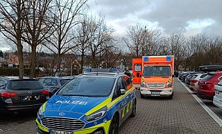Wegen mangelnder Fahrkünste beleidigten sich die beiden PKW-Fahrer zunächst verbal, dann flogen die Fäuste auf dem Parkplatz vom H2O. - Claus Frickemeier
