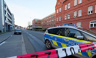 Der Bereich um das Polizeidienstgebäude und die städtische Unterkunft an der Rathenaustraße ist weiträumig abgegesperrt. - Ralph Meyer
