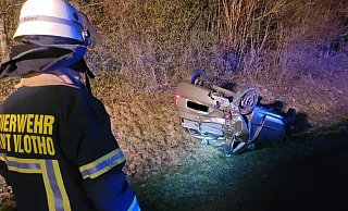 Ein Feuerwehrmann sieht das zerstörte Auto. - Feuerwehr Vlotho