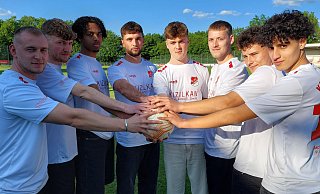 Zukünftig für den VfL Theesen am Ball: Tom Fuhrmann (v.l.), Lukas Hackbart, Jean Armand Assi, Iven Sielemann, Dominik Sander, Benedikt Genz, Julian Galas und Riad Bentria beim Kennlern-Termin. - Nicole Bentrup