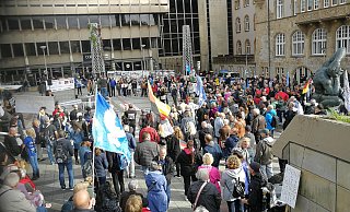 Die Demonstranten auf dem Rathausplatz. - Ansgar Mönter