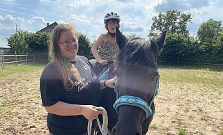 Tatsächlich traut sich die achtjährige Hannah schließlich, auf Fellpony Mary-Lou zu reiten. Schritt für Schritt fasst das Mädchen immer mehr Vertrauen zu dem Tier, geduldig begleitet von Ponybesitzerin Mareike Ulbrich. - Natalie Gottwald