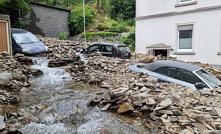 Unvorstellbare Situationen bieten sich den Helfern im Sauerland. - Feuerwehr Herford/Büker