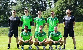 Erster gemeinsamer Auftritt: Cheftrainer Nils Drube (l.) und Co-Trainer Robert Roelofsen (r.) begrüßten die Neuzugänge Leon Tigges (stehend v. l.), Gerrit Kaiser, Patrick Choroba sowie Kevin Hoffmeier (kniend v. l.), Vincent Schaub und Adrian Bravo-Sanchez beim SV Rödinghausen. - Noah Wedel
