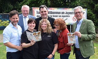 Tino Wenkel (Samtgemeindebürgermeister Boffzen, v. l.), Daniel Hartmann (Bürgermeister der Stadt Höxter), Iwona Lokaj, Jennifer Fröhlich und Nils Wolter vom Jugendtreff und Abteilungsleiterin Monika Mönnekes und Dezernent Stefan Fellmann stellen das Programm des Ferien(s)passes vor. - Stadt Höxter