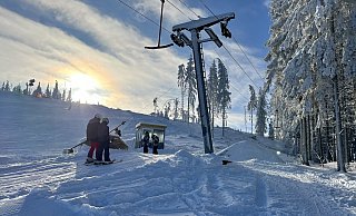 Skifahrer fahren in einem Schlepplift des Skigebiets Olpe-Fahlenscheid eine Piste hoch. Der Andrang ist groß, am Skiverleih war schon am Samstagmorgen eine lange Schlange. - Wolf von Dewitz / dpa