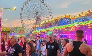 Die Besucherinnen und Besucher ließen sich von den erhöhten Sicherheitsmaßnahmen nicht den Spaß nehmen. Im Gegenteil: viele begrüßten die Präsenz der Ordnungskräfte. - Alexandra Stratmeier