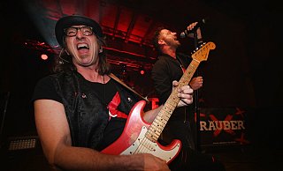 „Räuber“-Gitarrist Andreas „Schrader“ Dorn (vorn) und Leadsänger Sven West. - Thomas Kube