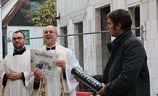 Auch eine aktuelle Ausgabe der NW legt Pfarrer Peter Scheiwe in die Zeitkapsel. - Phyllis Frieling