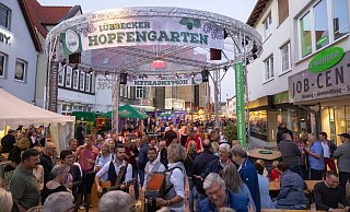 Hopfen und Halligalli: Das Lübbecker Bierbrunnenfest ist eine feste Größe im Veranstaltungskalender der Stadt Lübbecke und strahlt weit in die Region hinaus. Besonders gut kam 2022 auch der Hopfengarten am Wappenplatz an. - Oliver Krato