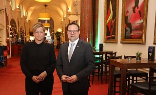 Die Wirtschafts- und Energieministerin des Landes NRW, Mona Neubaur, wurde von Bürgermeister Lars Bökenkröger im Kaiserpalais begrüßt. - Nicole Sielermann