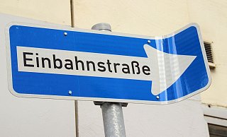 Der junge BMW-Fahrer missachtete das Einbahnstraßen-Zeichen auf dem Weg zum Jahnplatz. - Symbolfoto: pixabay / Creative Commons
